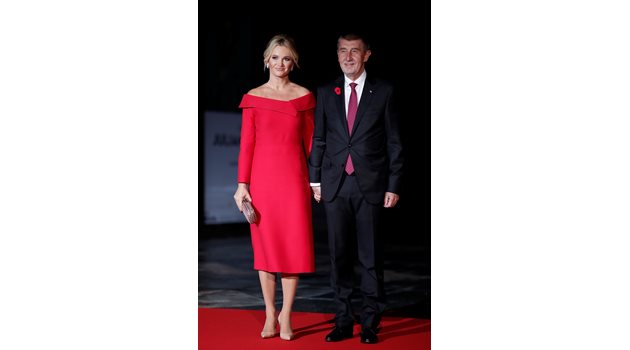 Чешкият премиер Андрей Бабиш пристигна с половинката си Моника, която блесна с ослепителна червена рокля.