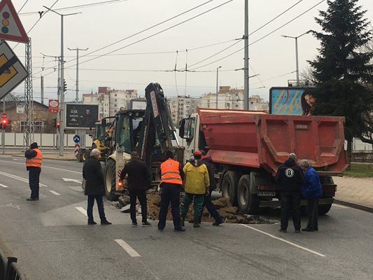 Бригада на ВиК с техника разкопа централния булевард за поредната авария. Снимки: Авторът