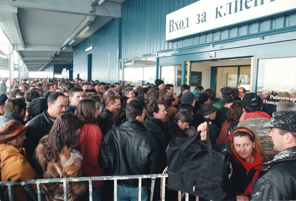 През 1999 г. за първи път в най-новата ни истори голяма западна търговска верига отвори магазин в България. Откриването на първия “Метро” предизвика небивала тръпка на ентусиазъм. 

СНИМКА: “24 ЧАСА”