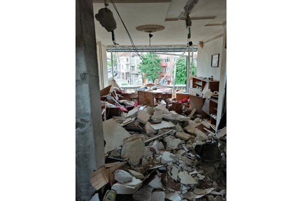 Опустошителни поражения в жилище в Асеновград след взрив на газова бутилка