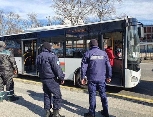 Полицаи се отправят към поредния автобус от градския транспорт на Пловдив, за да го проверят за нередовни пътници.