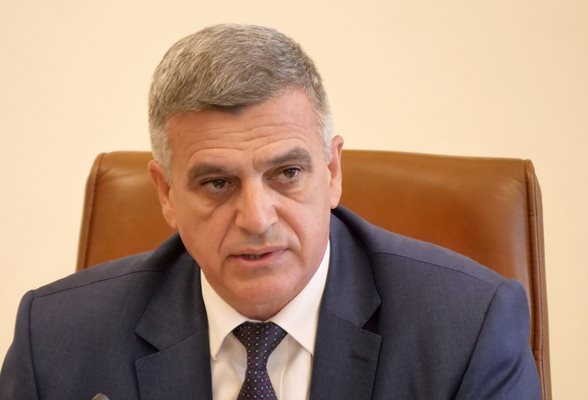 Стефан Янев се очаква да учреди партията си до началото на май.