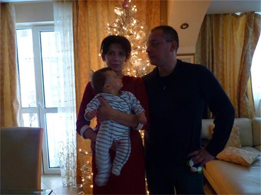 Моника, Сергей и дъщеря им ден преди тя да посрещне първата си Коледа.
СНИМКИ: “24 ЧАСА” И ЛИЧЕН АРХИВ
