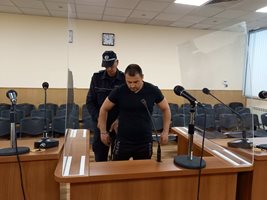 Подсъдимият за грабеж от пловдивско казино с 13 присъди досега иска нов адвокат