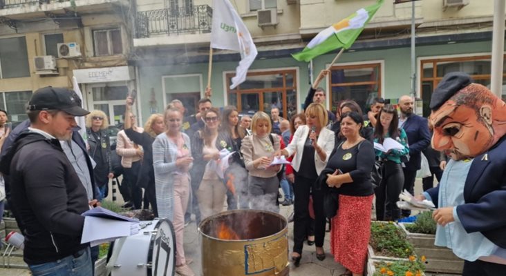 Екипът на Изправи се България, начело с председателя Мая Манолова, проведе протестно шествие срещу цената на тока и ритуално изгори фактури за ток.