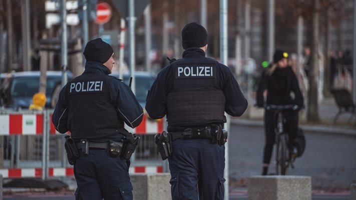 Бащата на българина, наръгал 2 деца в Германия: Спеше с чук и нож под възглавницата