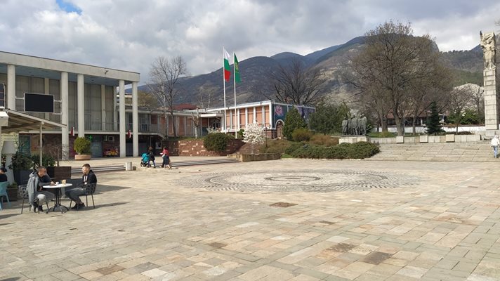 Сухият фонтан на площада в Карлово скоро ще заработи.
