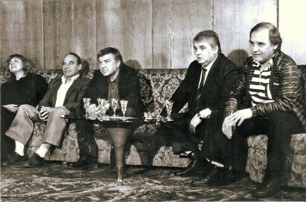 Част от музикантите на “Стакато” със солистите Грета Ганчева, Боян Иванов и Борис Гуджунов (двамата вдясно) през 80-те години.