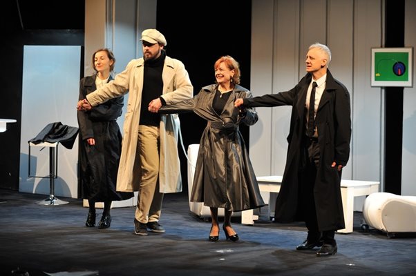 Таня Йоргова, Ивайло Гандев, Мария Сапунджева и Иван Бърнев (от  ляво на дясно) играят в спектакъла “Истината”, постановка на Борислав Чакринов.