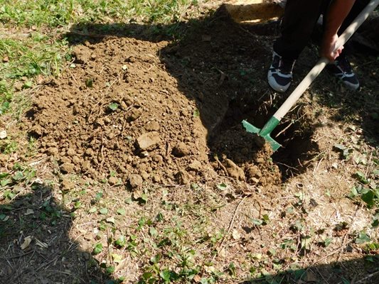 В тази дупка в двора на лежалия в турски затвор е намерен хероинът