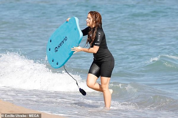 Шакира умее да кара и сърф
