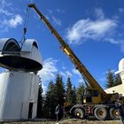 Специален кран постави купола на наблюдателната кула, където ще новият телескоп.
Снимка: НАО Рожен