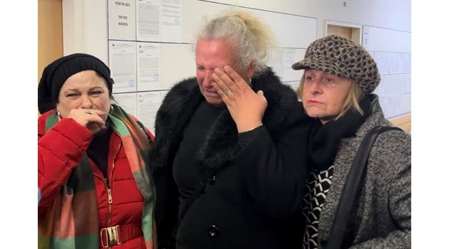Майката на убития Митков Атанаска Бакалова не сдържа сълзите си.