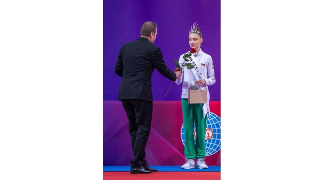 Найден Тодоров от “24 часа”, който е председател на Българската асоциация на спортните журналисти, награждава новата “кралица”.