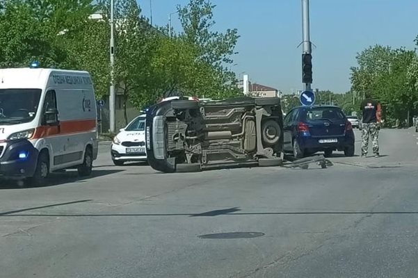 Катастрофа на голям булевард в Пловдив обърна се кола Обновена Снимки