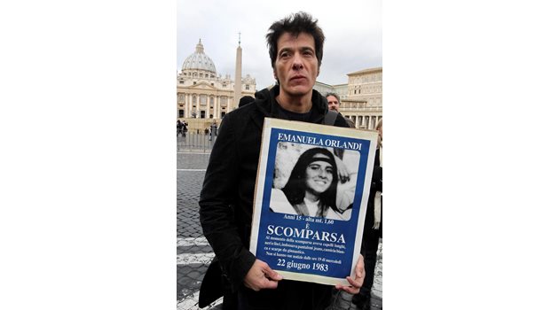 Братът на изчезналото момиче - Пиетро Орланди, носи плакат с лика на Емануела на молитва пред Ватикана. СНИМКИ: РОЙТЕРС