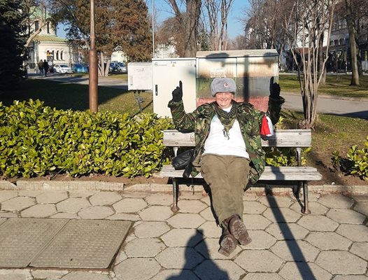 Преди “бойното хоро” събира слънчеви лъчи, отпуснат на пейка в парк, с руска ушанка в милитъри стил. Изглежда щастлив и зареден.