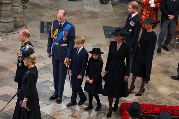 Според кралски кореспонденти до последно родителите им принц Уилям и Кейт са се двоумяли дали погребението на любимата им прабаба е подходящо място за тях, но чувството им за дълг е надделяло.