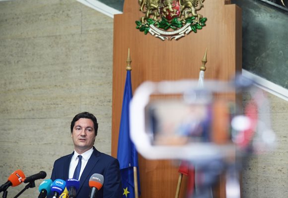 Правосъдният министър Крум Зарков призова следователите да свикат Общо събрание.