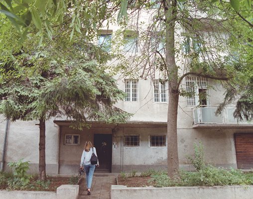 Входът на ул. “Латинка” 15,,  пред който е разстрелян Андрей Луканов.