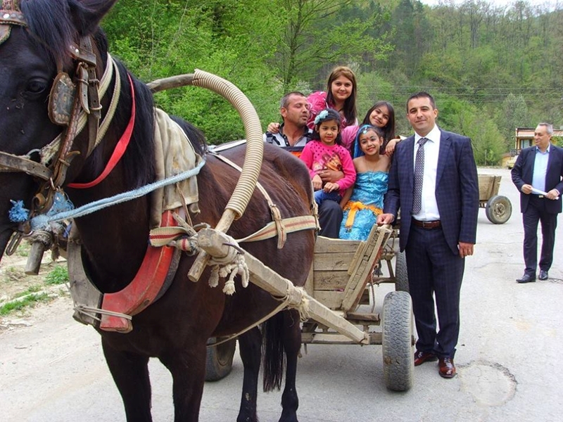 Броят на ромите в България намалява. Какво означава това?