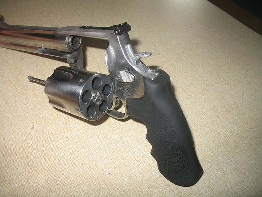 Откриха револвер, пушка и патрони в дома на 26-годишен мъж от Чепеларе