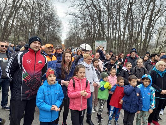 Участниците в акцията слушат инструктажа.