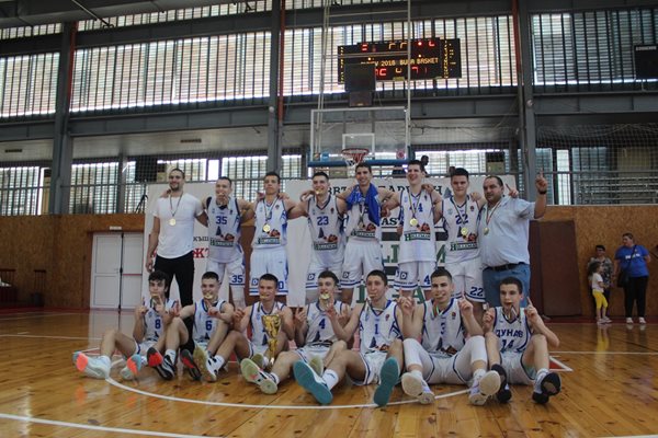 Юношите на БК „Дунав Русе 2016“ с първа държавна шампионска титла Снимка: Община Русе