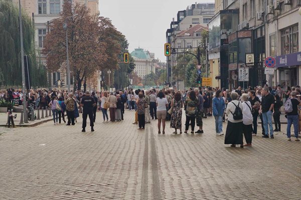 Вярващи затвориха движението по бул. “Цар Освободител”. По-късно те обиколиха Руската църква, хванати за ръце в знак на единение между всички православни християни.