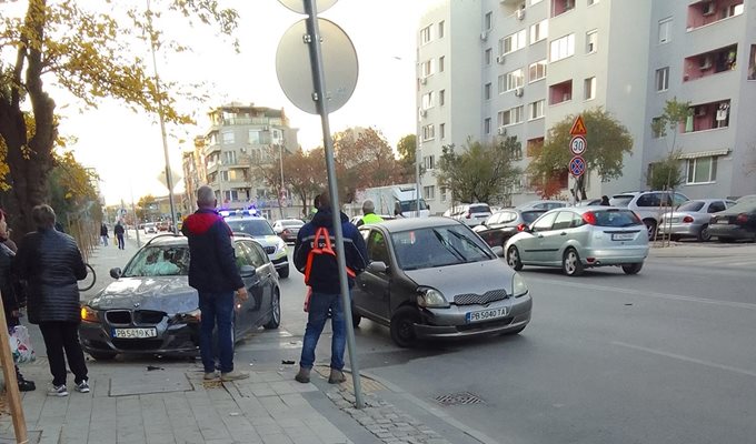 Сблъсък на ул. "Даме Груев" с две коли, има линейка