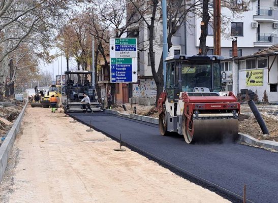 Работата по южното платно на булеварда напредва.