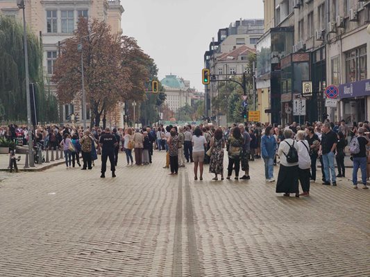 Вярващи затвориха движението по бул. “Цар Освободител”. По-късно те обиколиха Руската църква, хванати за ръце в знак на единение между всички православни християни.