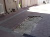 Вижте каква дупка зее втори месец в туристическата зона на Пловдив под носа на властта