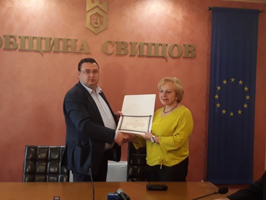 Генчо Генчев връчи свидетелство за дарение на председателя на Управителния съвет на Ротари - Марияна Иванова