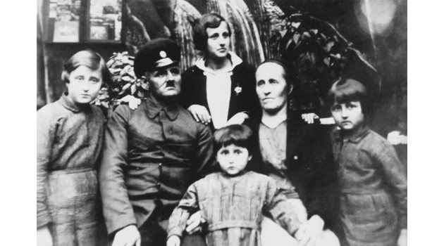 Семейната снимка, която пращат на ген. Гръбчев в затвора.