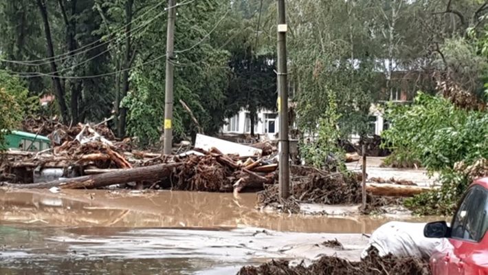 Пострадали от наводненията в карловските села получиха средства от даренията.