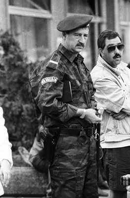 Павел Поппандов като сръбски полицай във филма "Еуфорична трагедия". Гафът е Калата, който е черноборсаджия.