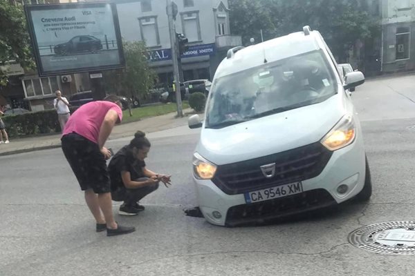 Кола потъна в огромна дупка на централен булевард в Пловдив