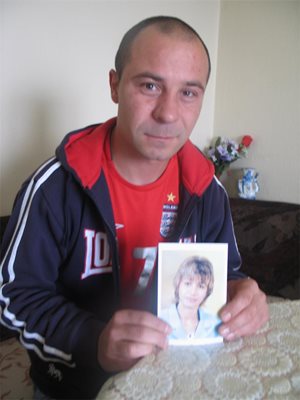 Синът Росен Ботев, зазидал баща си в къщата им в Габрово, показва снимка на загиналата си сестра. Жената бе намерена през 2007 г., изгорена до смърт в двора на къща близо до Раднево. 

