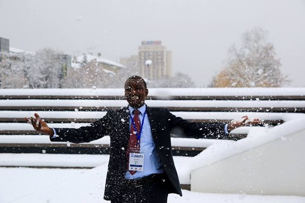 Представител на делегацията от Кения не издържа и изскочи от залата, за да се порадва на снега.