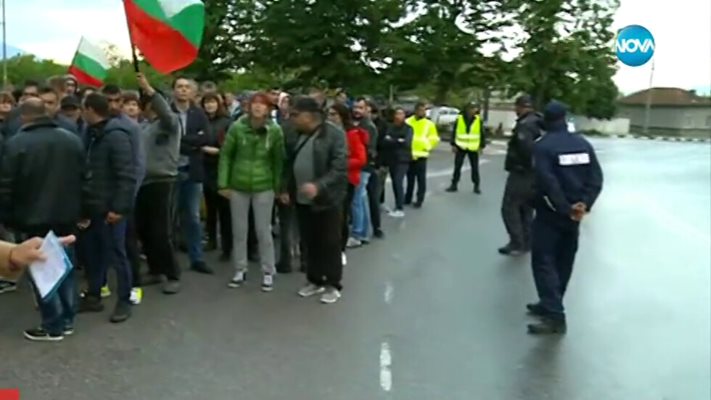 Протестиращите блокират Подбалканския път