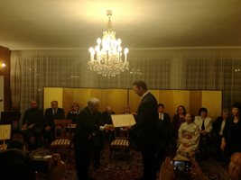 Калоян Махлянов-Наруто Кацунори получава почетната диплома на японския посланик Масато Ватанабе.