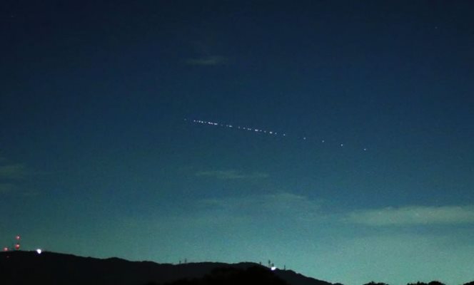 Сателити на Старлинк в нощното небе Кадър: Ютюб