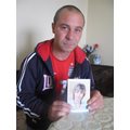 Синът Росен Ботев, зазидал баща си в къщата им в Габрово, показва снимка на загиналата си сестра. Жената бе намерена през 2007 г., изгорена до смърт в двора на къща близо до Раднево. 
