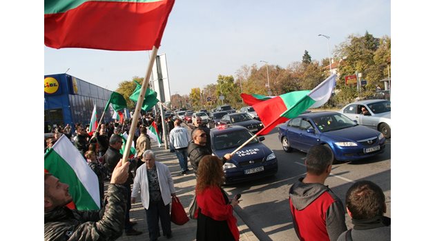 В Пловдив протестът бе с автомобилно шествие. Късно вечерта в неделя протестът бе подкрепен със специално изявление от соцлидерката Корнелия Нинова.