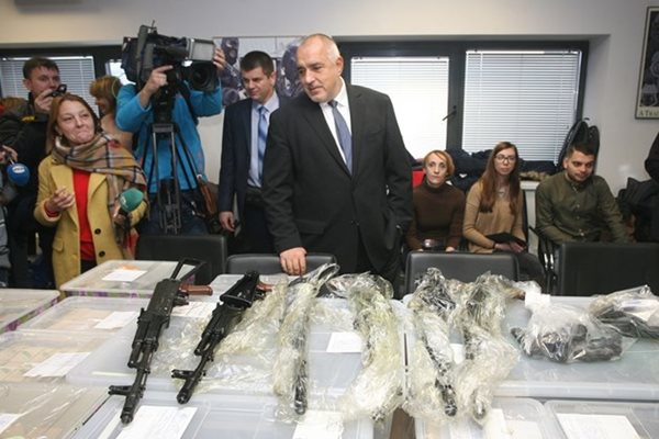 Бойко Борисов разглежда заловените при акцията на ГДБОП оръжия