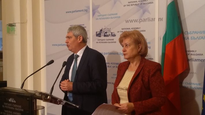 Председателката на Бюджетната комисия Менда Стоянова и президентът на КНСБ Пламен Димитров.