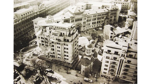 Над 1300 души загиват в Букурещ от земетресението на 4.03.1977 г., хиляди сгради са разрушени.