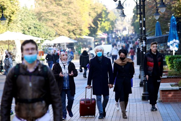 Маските и дистанцията остават, от всеки зависи да запазим постигнатото, призовават здравните власти.