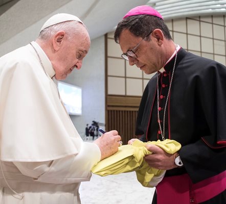 Папа Франциск подписва фланелката